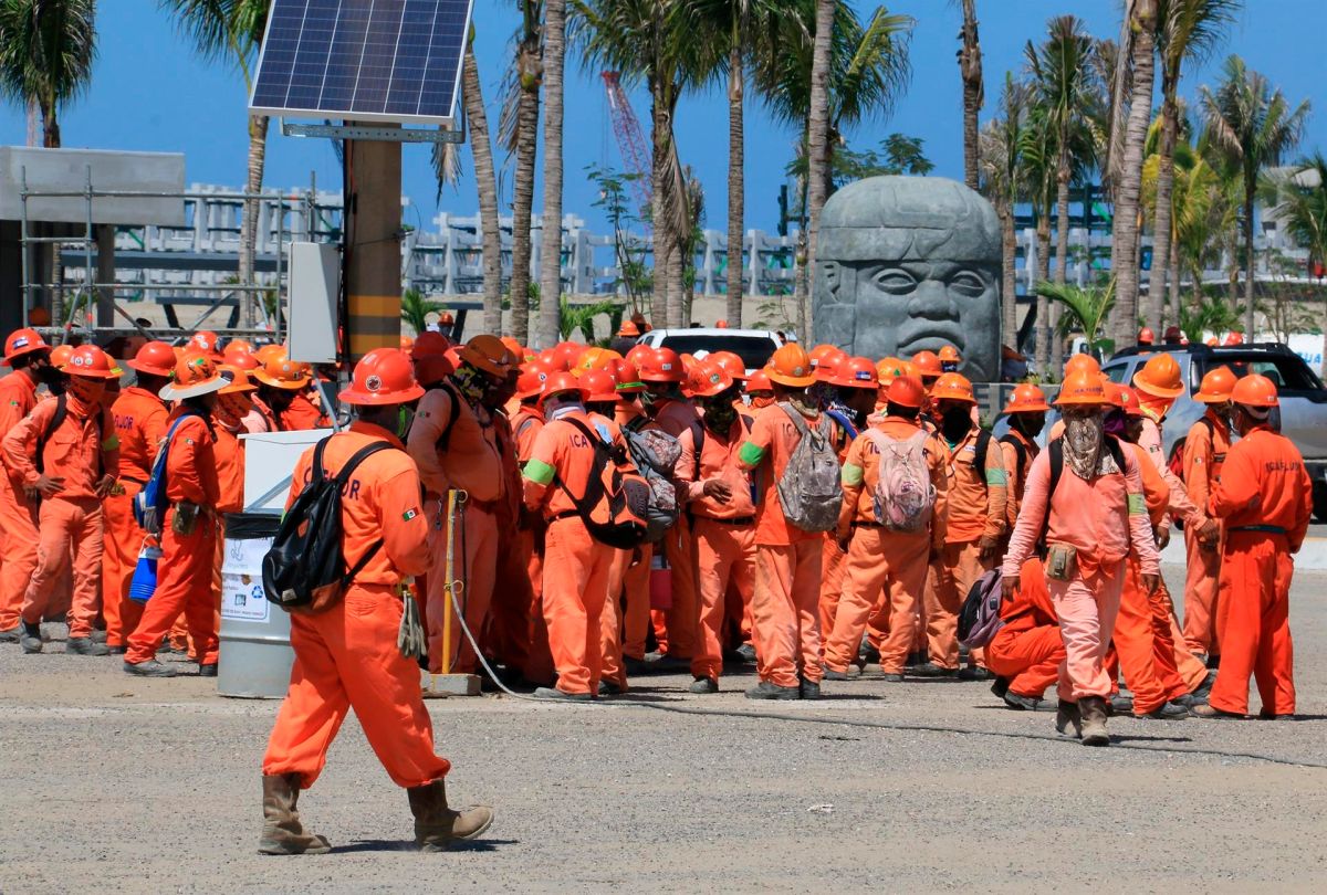 Workers of the Ica Fluor company carry out a work stoppage today, in the municipality of Paraíso, in the state of Tabasco.