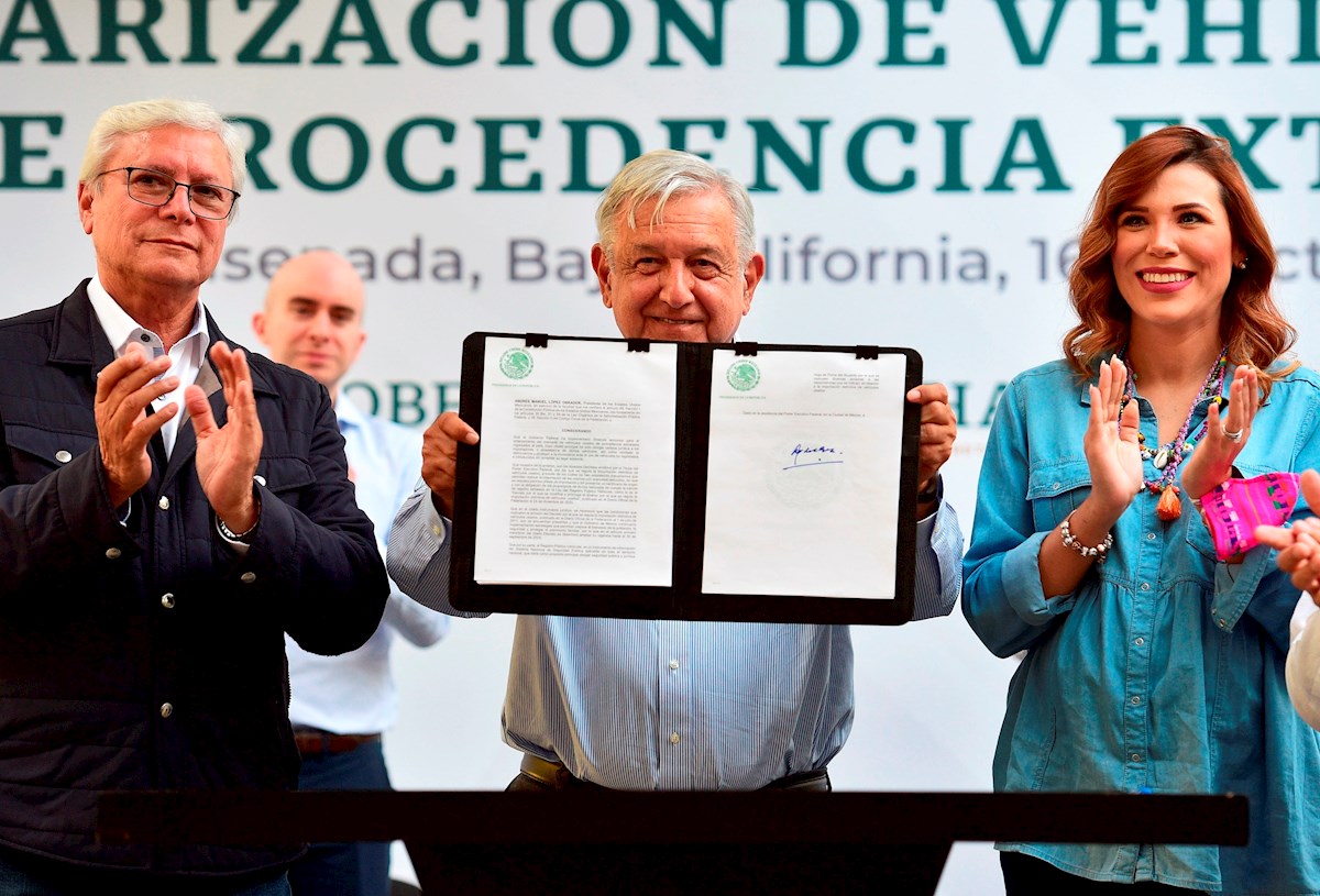 AMLO signs an agreement that will allow regularization "chocolate cars" of seven border states of Mexico.