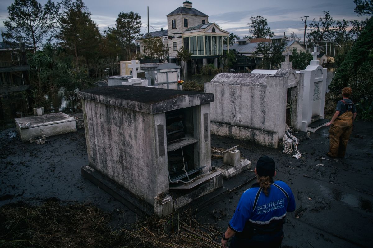 Cemeteries were among the points most affected by Hurricane Ida in Louisiana.