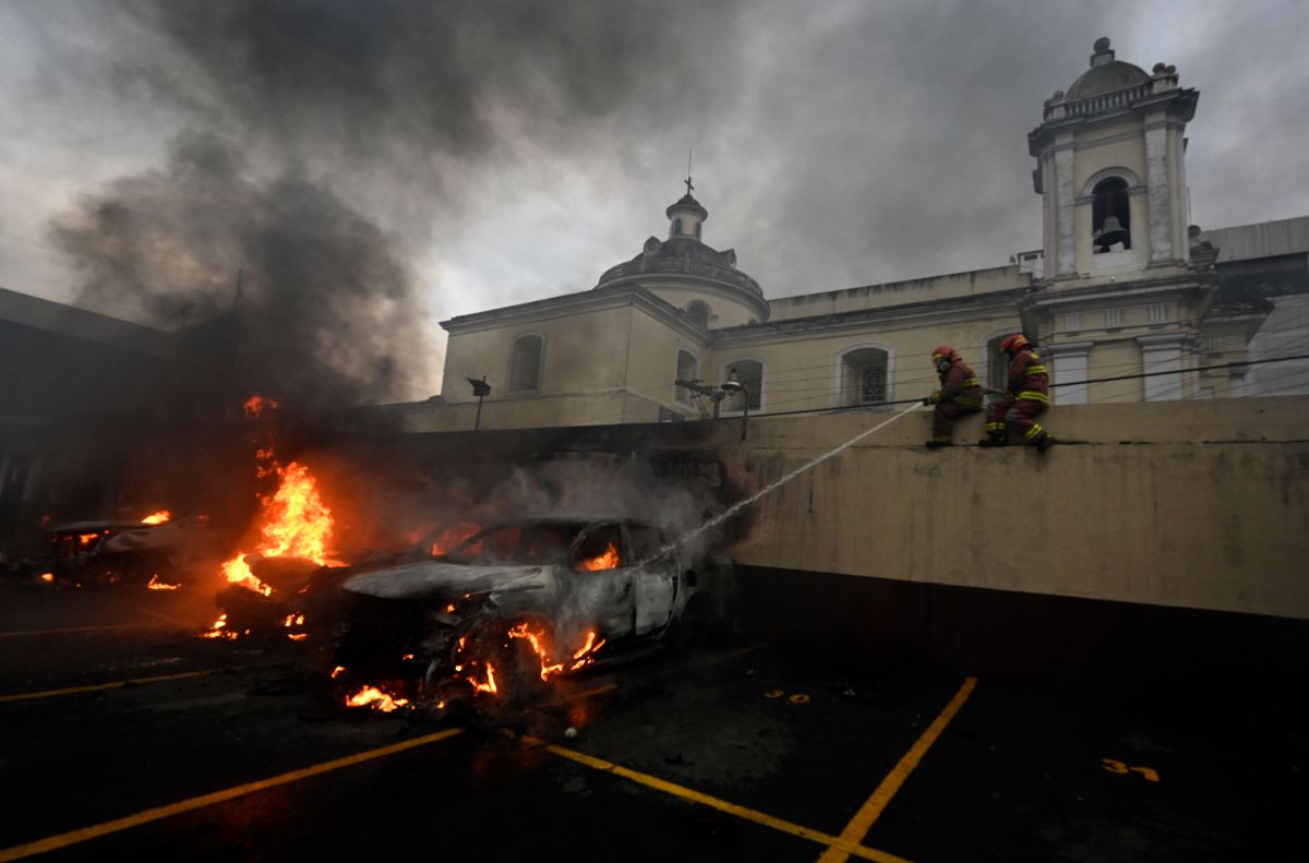 The protesters set fire to several vehicles near the Congress.