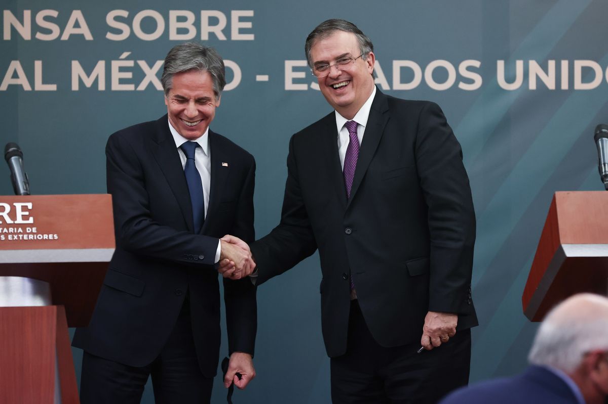 MEXICO CITY, MEXICO - OCTOBER 08: (LR) US Secretary of State Antony Blinken and Mexican Foreign Minister Marcelo Ebrard shake hands during a conference as part of the High Level Security Dialogue at SRE Building on October 08, 2021 in Mexico City, Mexico.  Antony Blinken and Marcelo Ebrard also meet to dialogue on the relation between both countries.  President of Mexico Lopez Obrador joined Blinken and Ebrard in a private event.  (Photo by Hector Vivas / Getty Images)