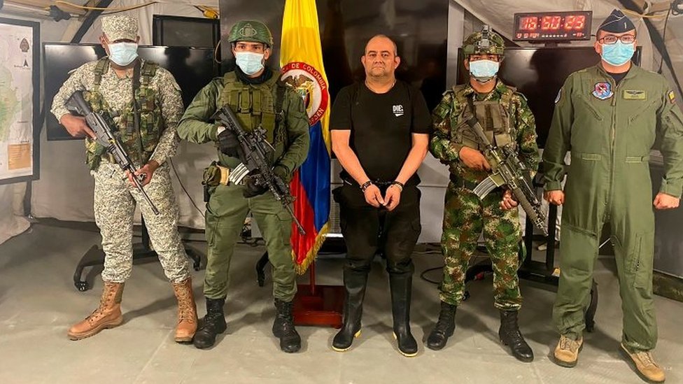 Armed Colombian soldiers show the drug trafficker Dairo Antonio Úsuga, known as Otoniel (center), handcuffed.  Photo: October 23, 2021