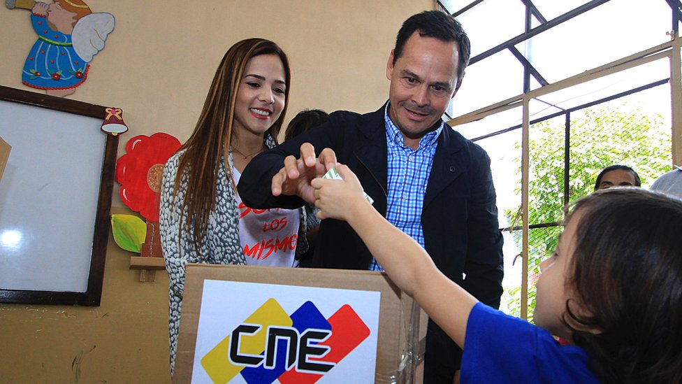 Vielma Mora voting in the legislative elections of 2015