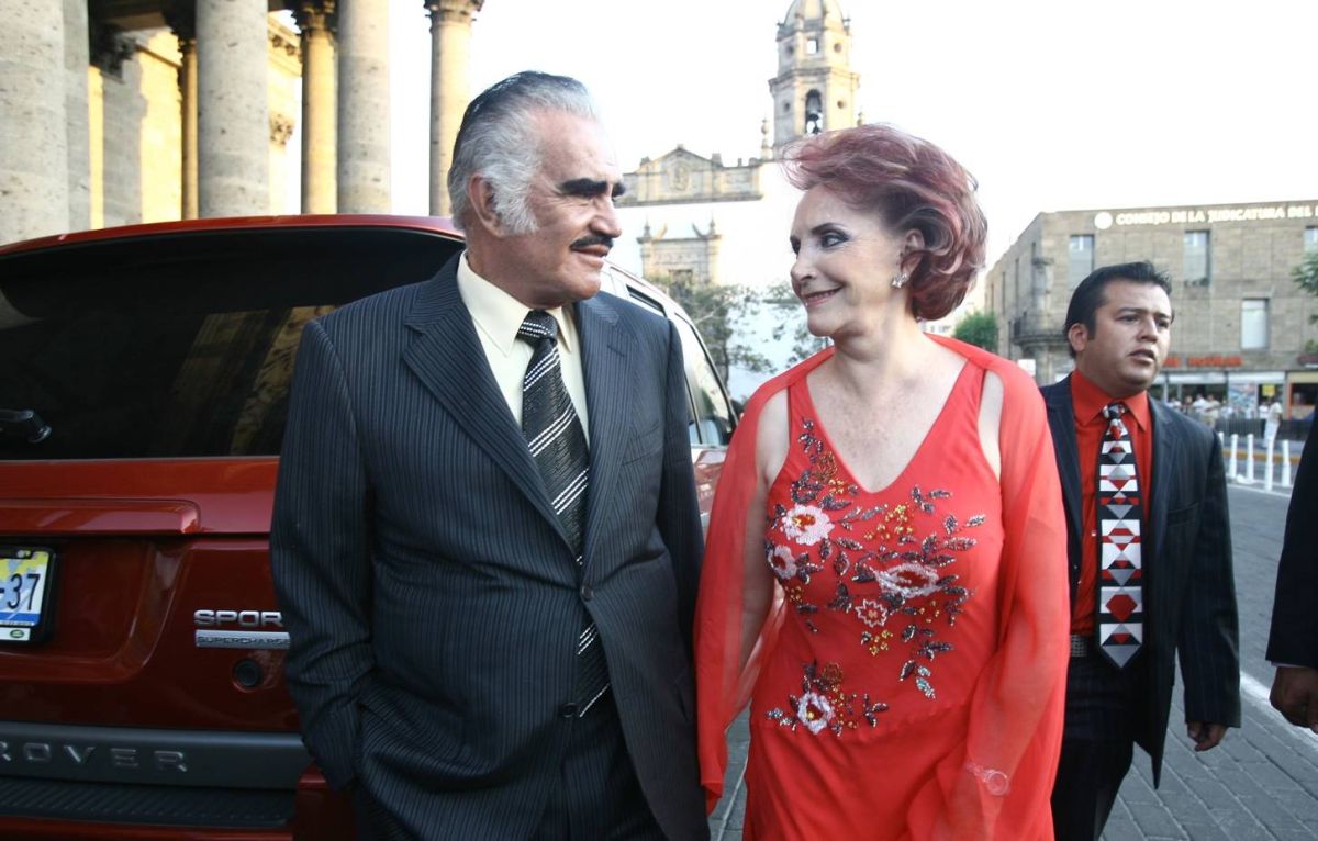 Doña Cuquita and Vicente Fernández. 