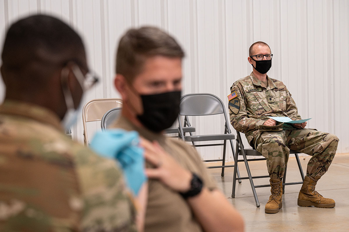 American soldiers are vaccinated against COVID-19 at the call of the Department of Defense to immunize.