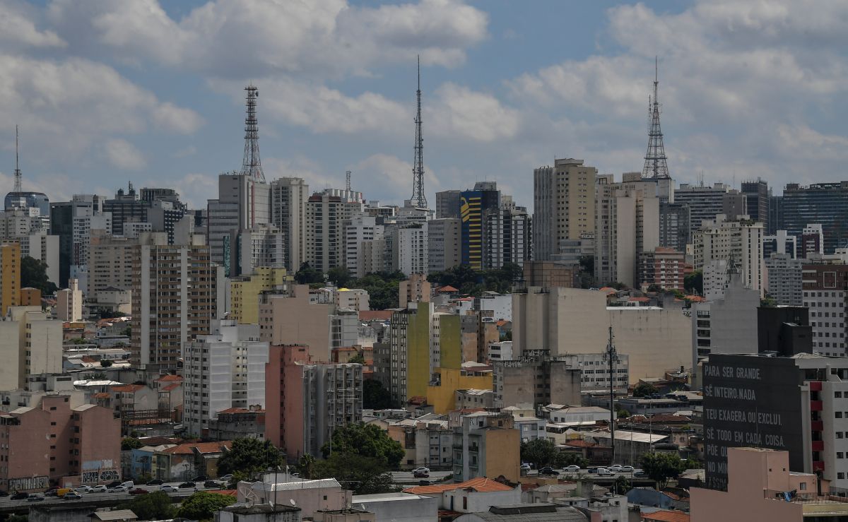Four of the six deaths in Brazil from the sand storms occurred in Sao Paulo.