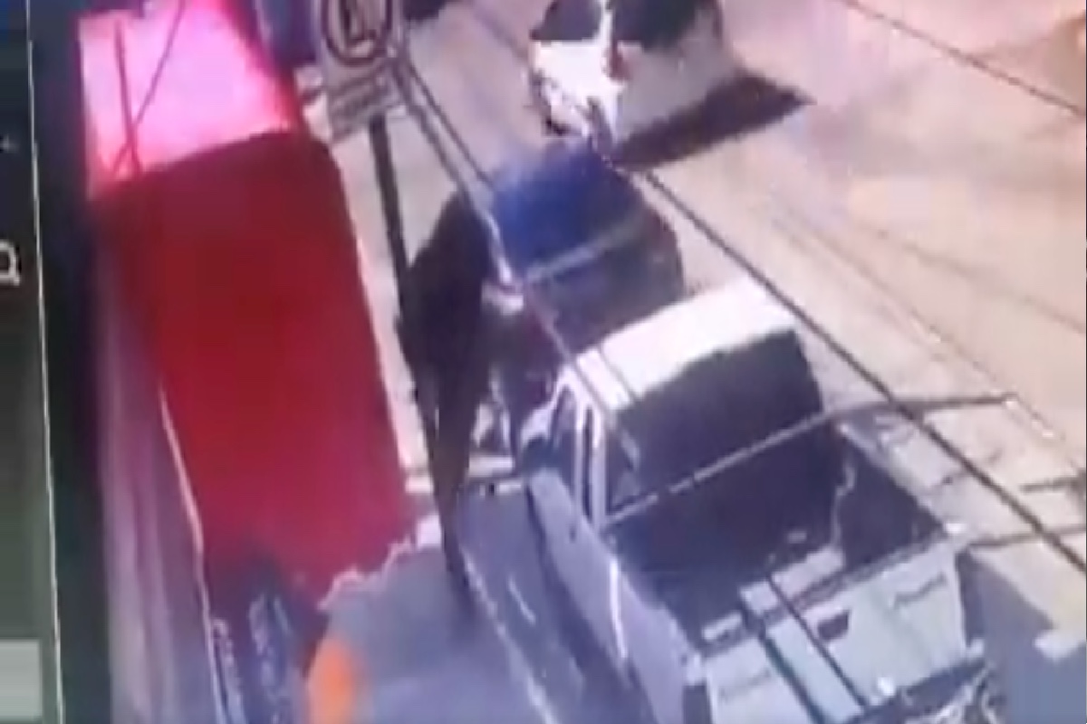VIDEO: Sicario attacks men inside a bar in territory that CJNG disputes with huachicoleros