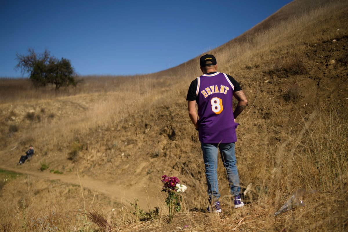 A fan pays tribute to Kobe Byant and the other victims at the helicopter crash site in Calabasas, California.